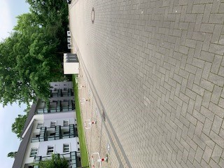 PKW-Stellplatz mit Sperrbügel